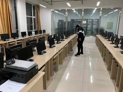 計算機學(xué)院學(xué)生黨員開展志愿服務(wù)活動，用專業(yè)技能服務(wù)師生